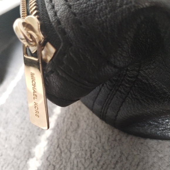 Michael Kors Black Leather Zippered Bag with Dust Bag EUC - Picture 15 of 16